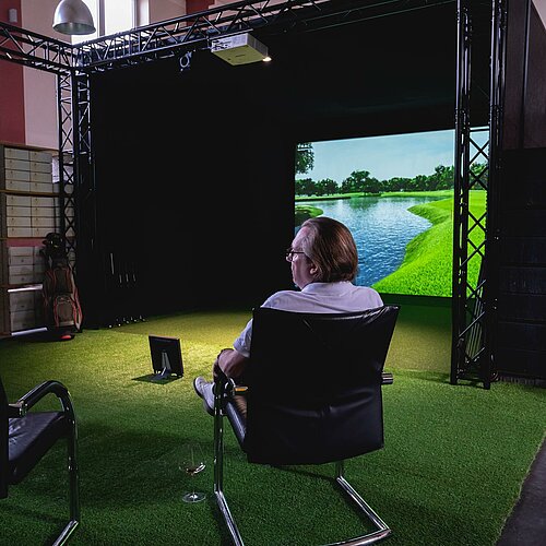 Macht‘s wie Karl - den Tag entspannt am See ausklingen lassen und eine ruhige Kugel bei einem Glas Wein schieben. 🏌🏻‍♂️ ...